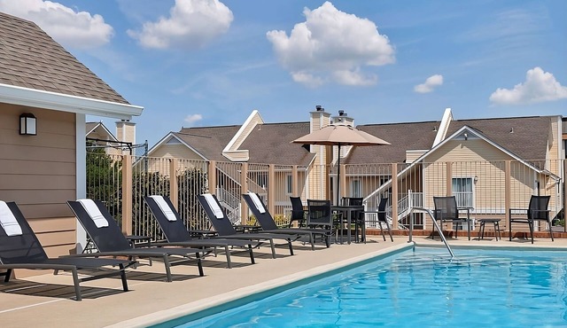 You Found it! 2 Comfortable Units, Free Breakfast, Free Parking, Onsite Pool