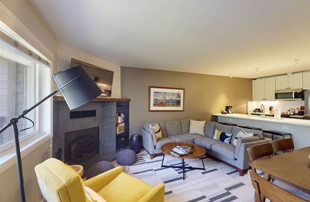 2-story townhome with mountain & ski views, wood-burning fireplace - near lifts