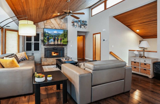 20 Lassen Lane-Sunriver, Oregon: Hot Tub, BBQ, WiFi, SHARC Aquatics, Tubing Hill, Mt. Bachelor, Golf, Deschutes River, Tennis, Bike Paths