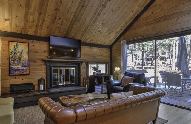 Contemporary cabin in the heart of Sunriver w/ FREE waterpark passes included