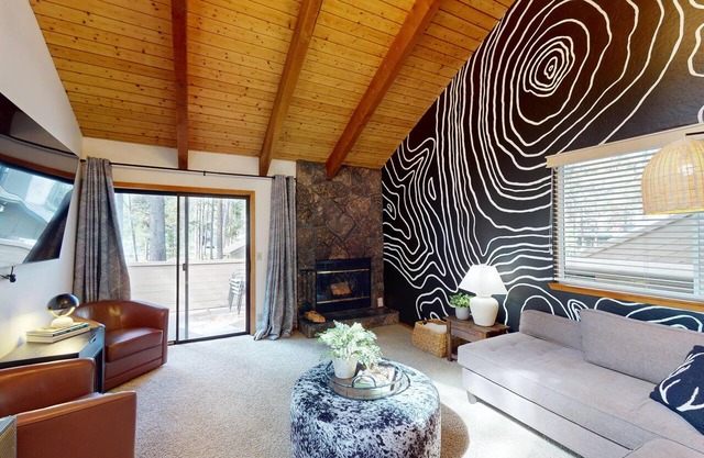 Cozy Sunriver Condo with Access to Exclusive Golf