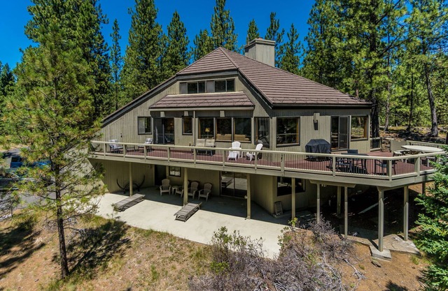 Deluxe Black Butte Ranch Home. Perfect for a special family time or winter fun!