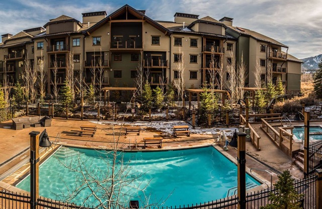 Large Ski In Ski Out 3 Bedroom+Loft Sleeps 10 Pool Hot Tub Vaulted Ceilings MC10 B