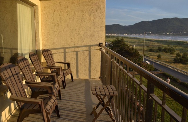 Oceanfront 3rd floor, Balcony with Spectacular Ocean Views in Seaside
