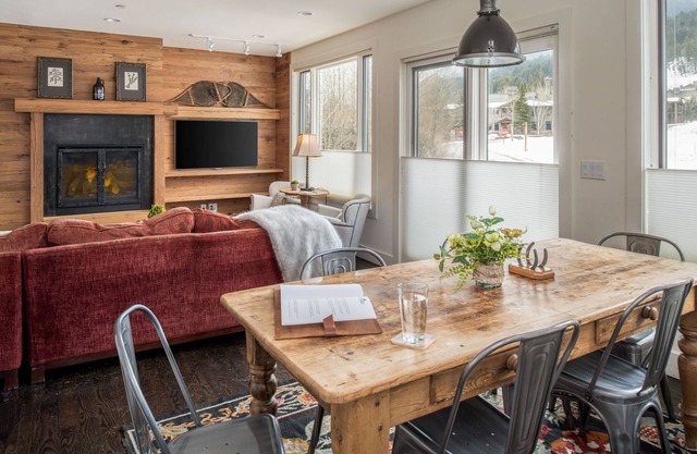Outpost: King Ridge 7 Penthouse - AC & Hot Tub!