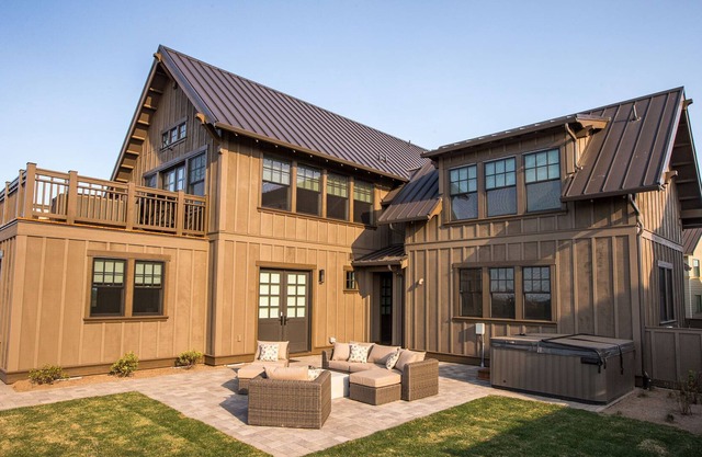 PERFECT! Gorgeous finishes ~ heated resort pool ~ Bend/Bachelor ~ hot tub ~ BBQ