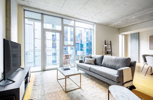 Smart South Lake Union 1BR w/Gym, walk to Space Needle, by Blueground