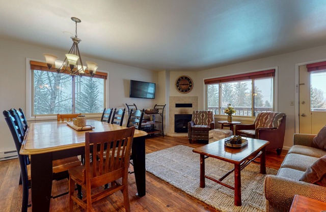 Spacious condo near downtown Jackson with furnished deck, mtn views & grill