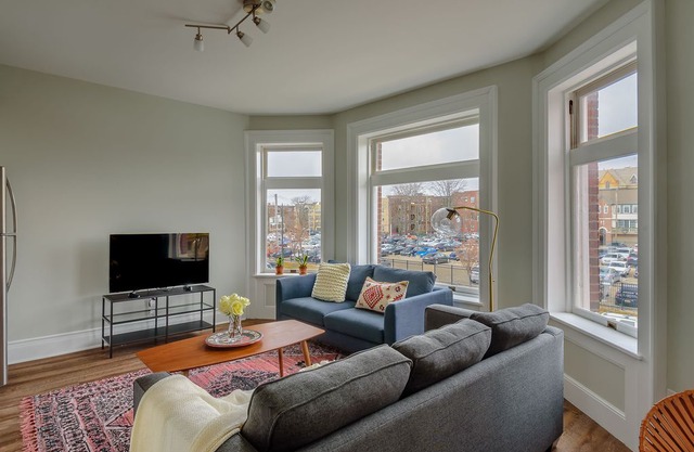 Spacious Midtown Duplex, Close to All!