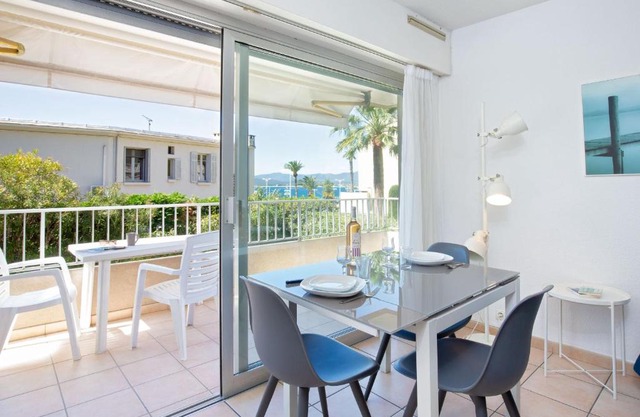 Studio Climatisé Proche Plage et Commerces avec Balcon, Wi-Fi et Parking - FR-1-466A-16 in Saint-Raphaël