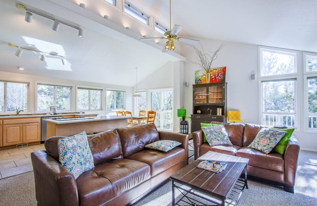 Sun-filled Home, A/C, Private Hot Tub, Ping Pong, Bikes-SHAG06