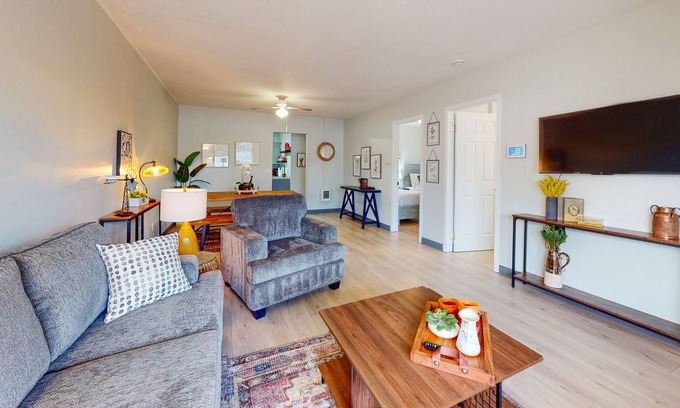 South Tacoma House | Amazing dog-friendly house with enclosed yard, full kitchen, TV, & washer/dryer