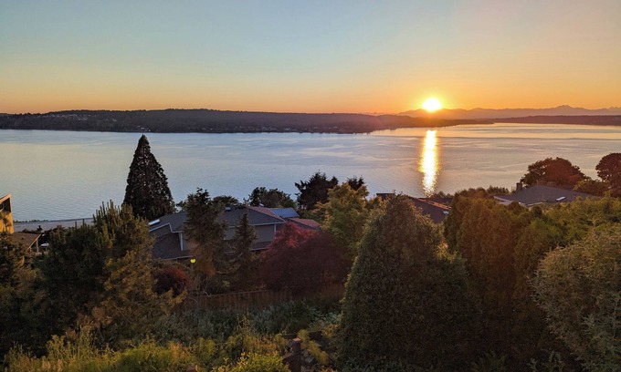 University Place House | Amazing Panoramic Water Views, Enjoy Sunsets & Relax in Tacoma area