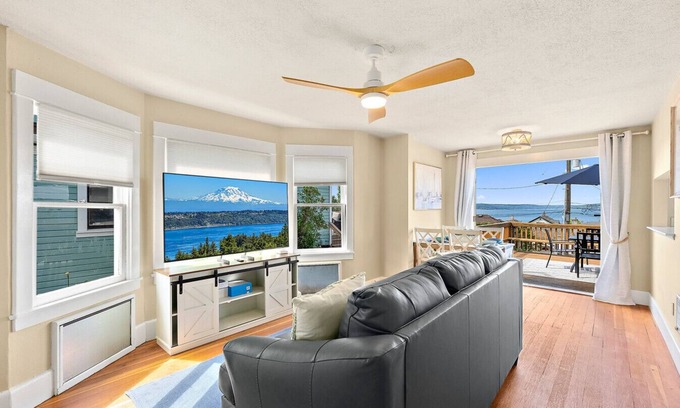 Old Town House | Bo`s Old Tacoma Victorian Charm | Water views