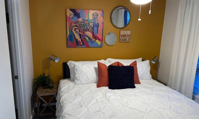 Hilltop Apartment | Full Kitchen-YouTubeTV-Smart Locks/King Bed/Top Fl
