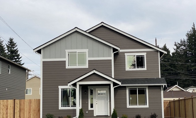 South Tacoma House | Luxury 3 Bed, 3 Bath, Garage, Gym, Dog-Friendly