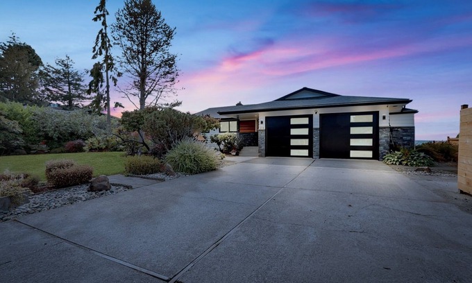 Northeast Tacoma House | Stunning Centrally Located Home with Panoramic View In Quiet Cul-De-Sac