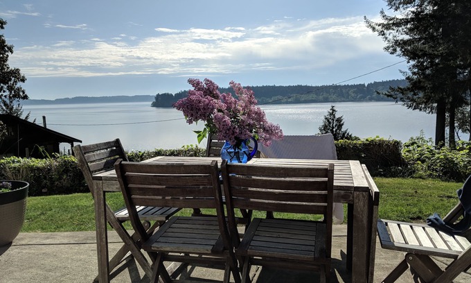 Lakebay House | Water, water, water! Pristine beach hideaway in South Sound