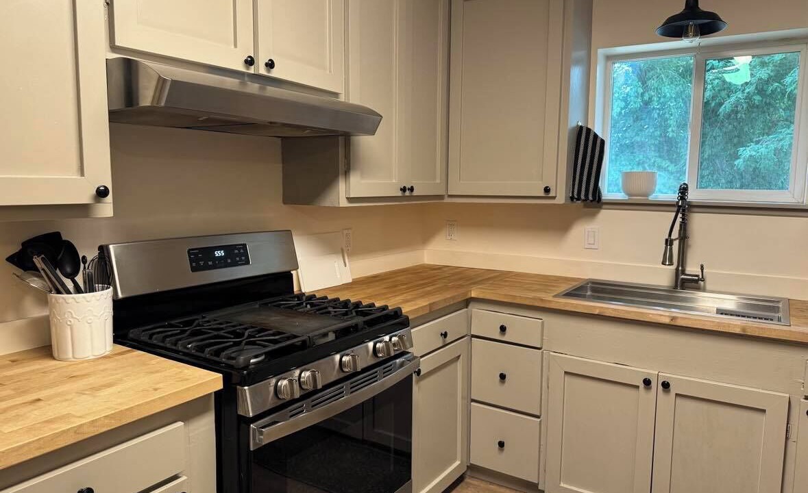 Grants Pass House | Hop Yard Cottage - Safe & Comfy Mid-term Furnished 30-day min.