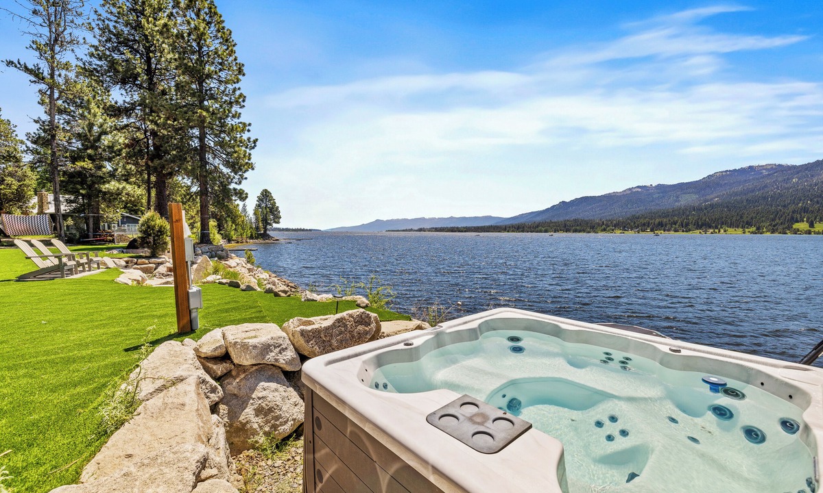 Tamarack Resort House | New Lakefront modern Chalet with panoramic views