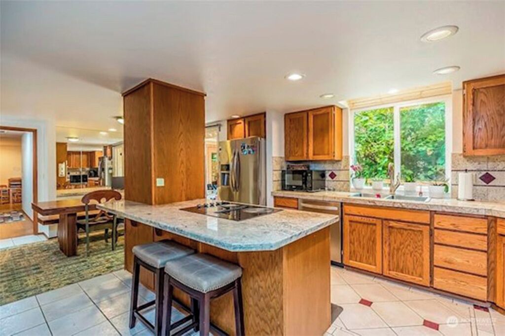 Lake Hills House | 10 min walk to Downtown - Large 7 bedroom house