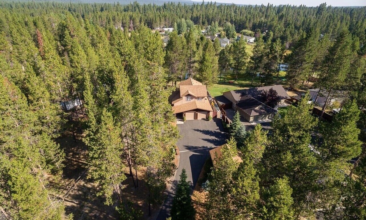 Oregon Water Wonderland House | Deschutes River canal access is a Paddlers Delight!