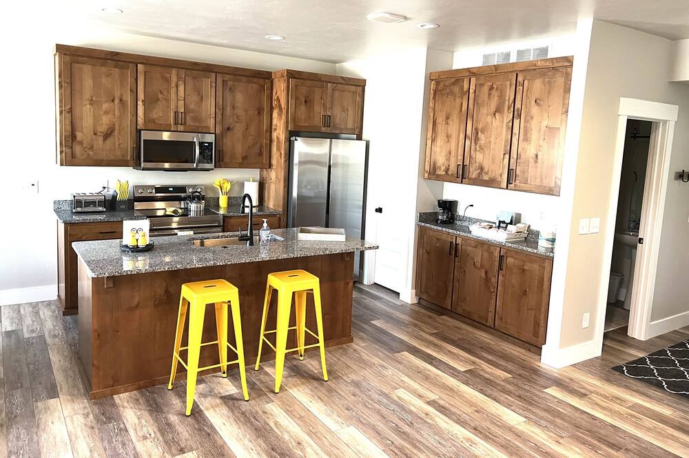 Ammon House | Brand New Ammon 4 Bedroom Townhouse--Clean and Fresh linens, Stocked Kitchen