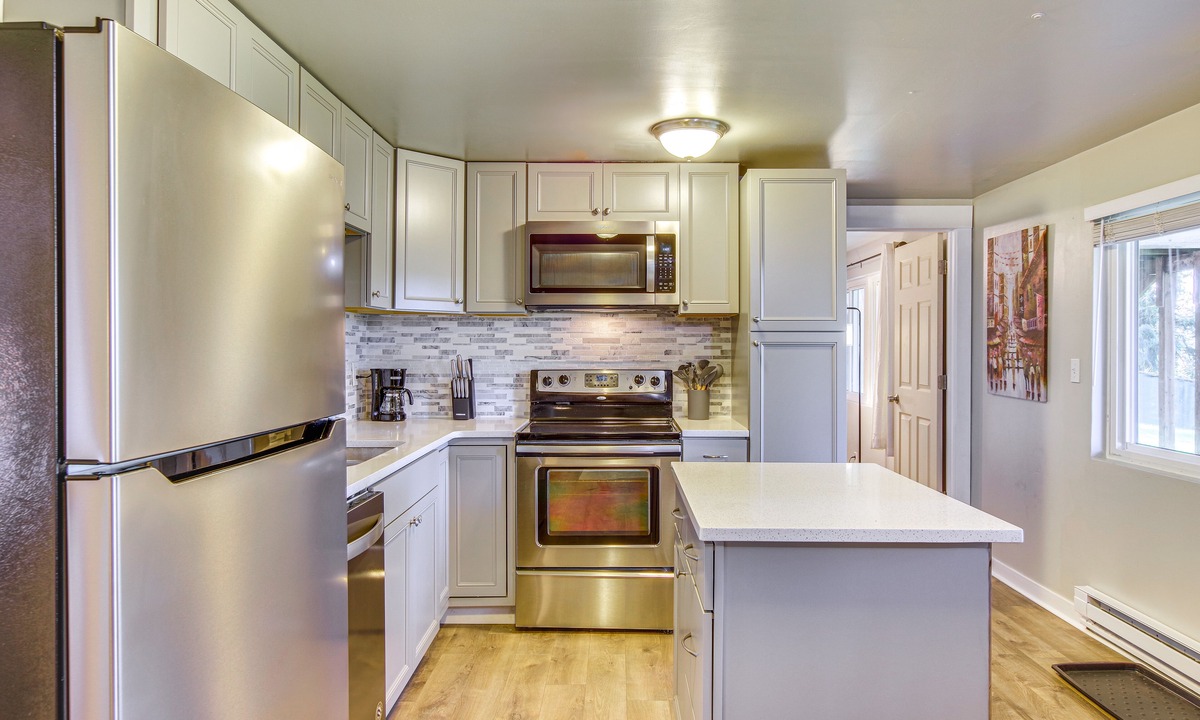 Bothell Apartment | Modern Lower-Level Apt ~ 4 Mi to UW Bothell!