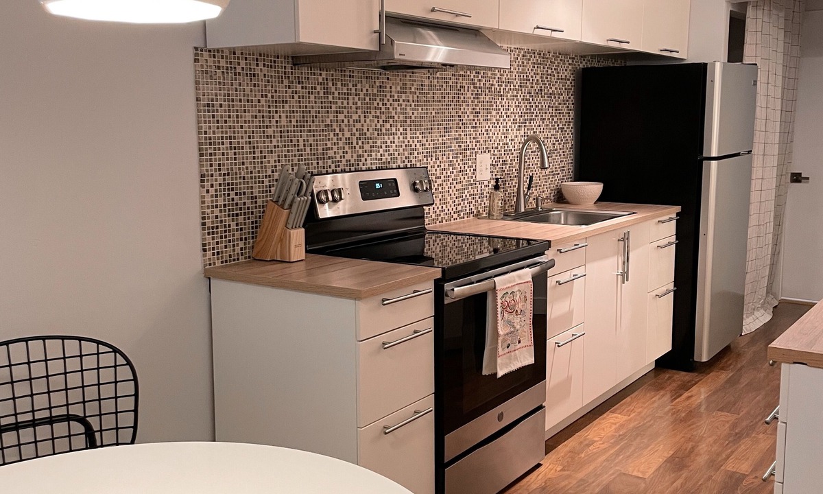 Hosford-Abernethy Apartment | 17Wood - close to Division st.