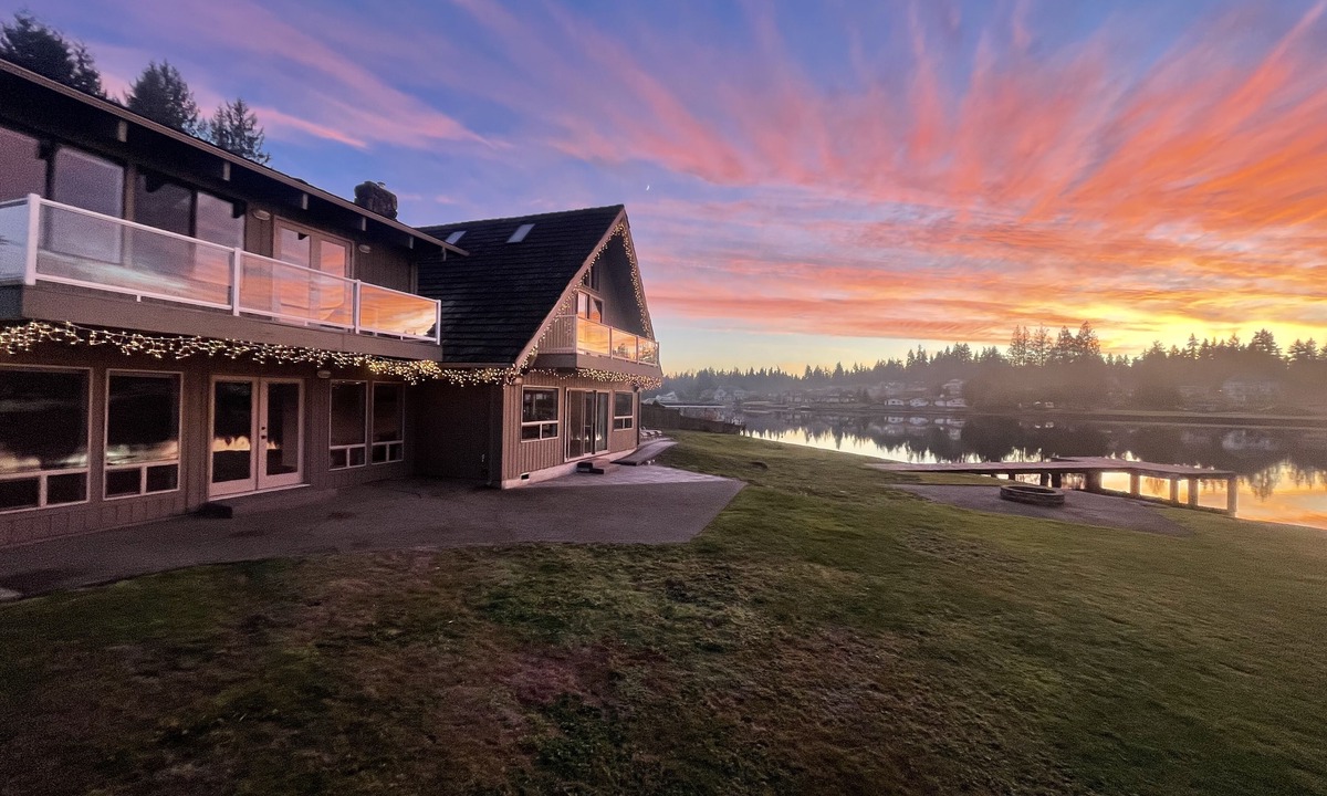 Bonney Lake House | Lake Tapps Events House on the Bankers Island with Dock and Boat Launch