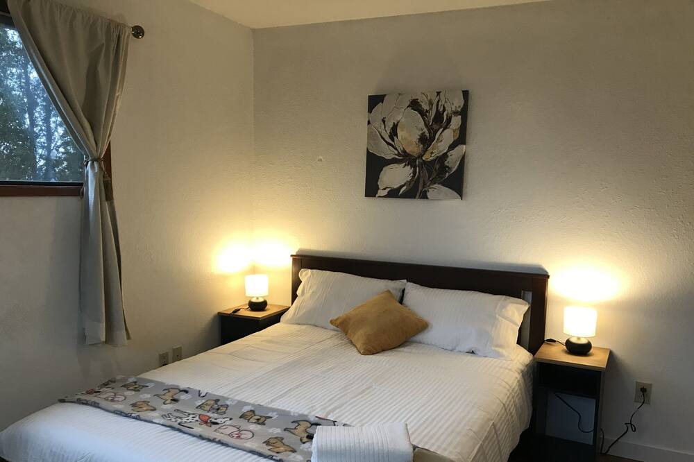 Bellingham House | Cozy one bedroom suite with Ocean View