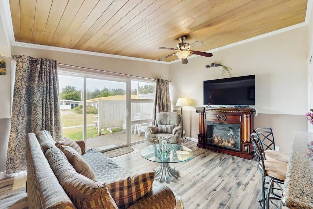 Copalis Beach Condo | Serene coastal pool view condo with shared hot tub & beach trail access