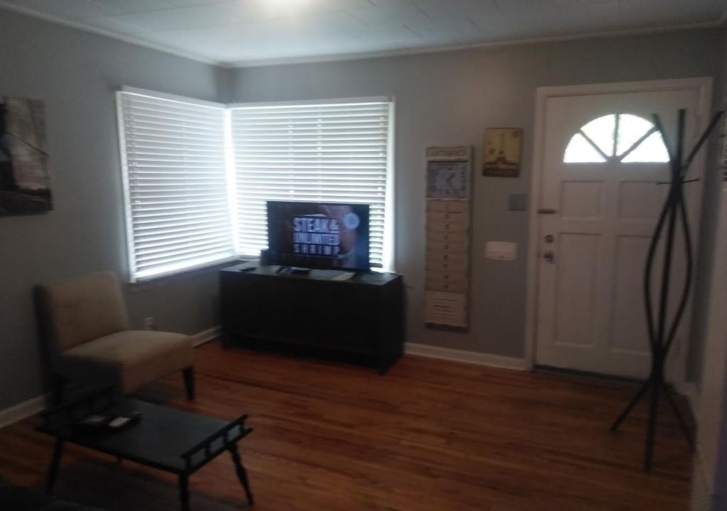 Photo of Livingroom in Depot Bench