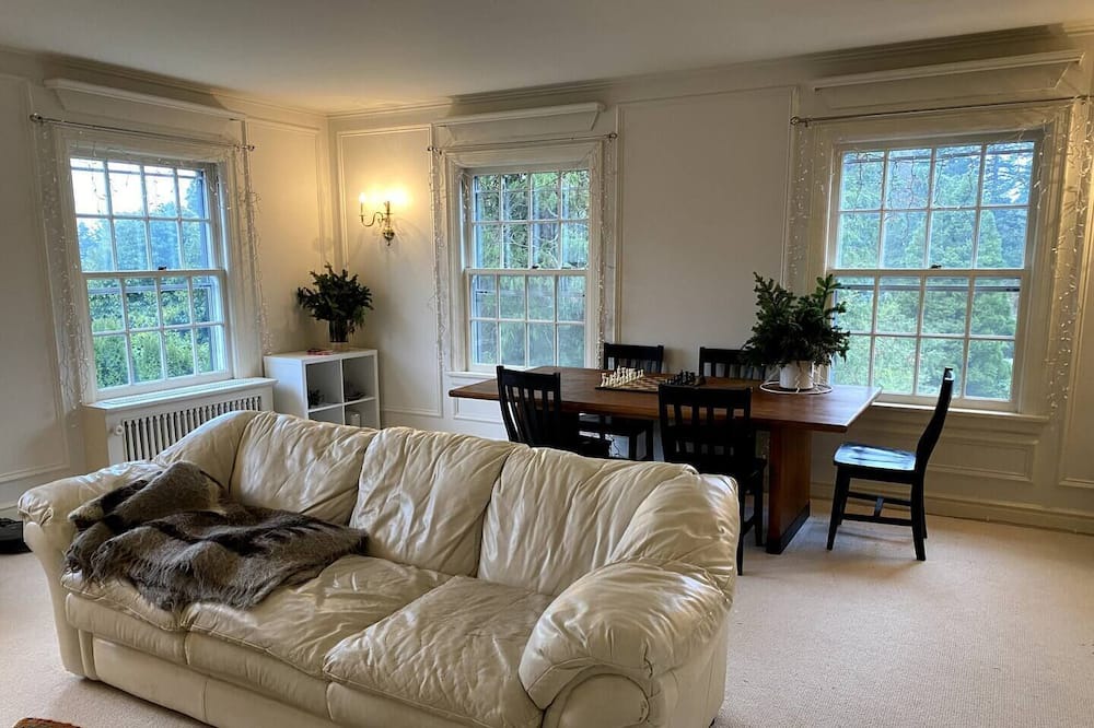 Photo of Livingroom in Bridlemile