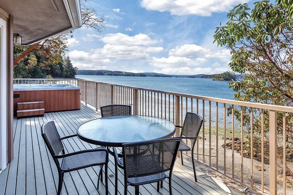 Photo of Patio Balcony in Deer Harbor