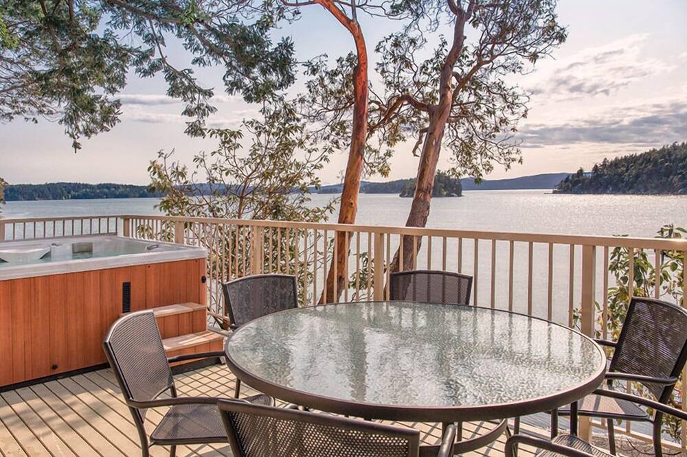 Photo of Patio Balcony in Deer Harbor