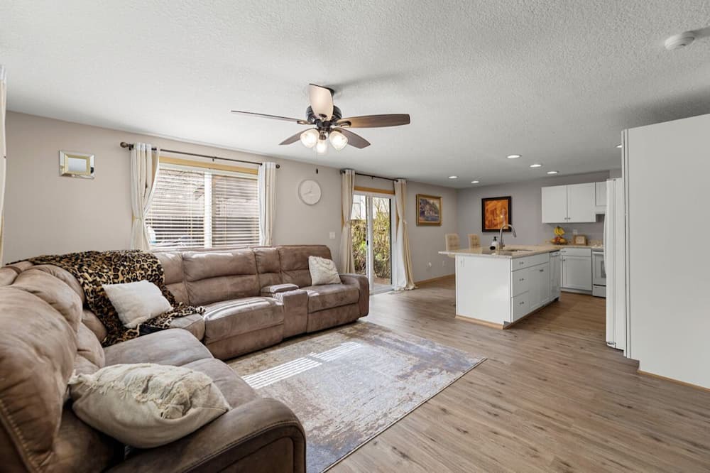 Photo of Livingroom in Pleasant Valley