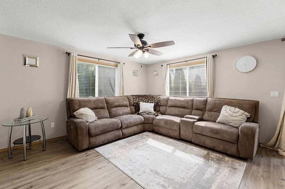 Photo of Livingroom in Pleasant Valley
