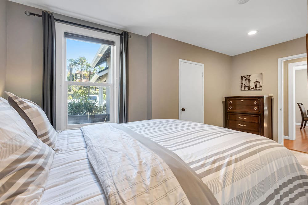 Photo of Bedroom in Mid-Beacon Hill