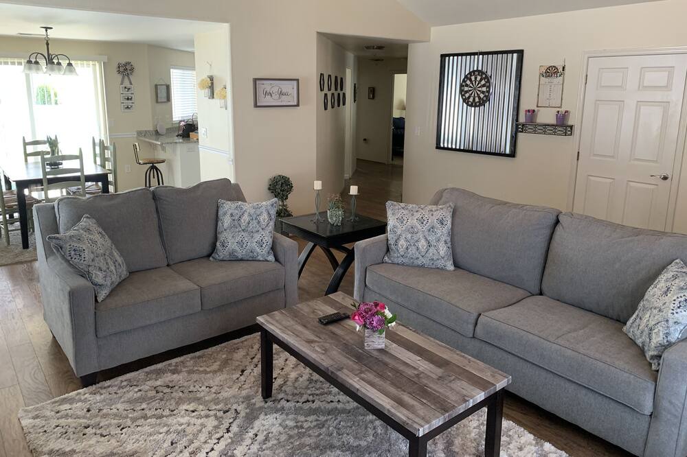 Photo of Livingroom in Eagle Point