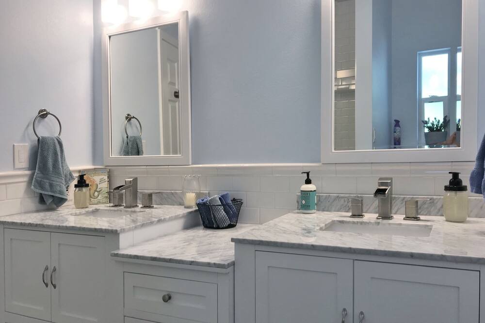 Photo of Bathroom in Colbert