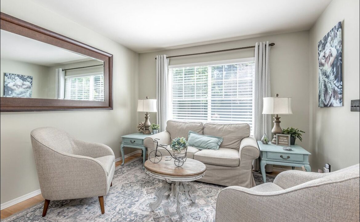 Photo of Livingroom in Dupont