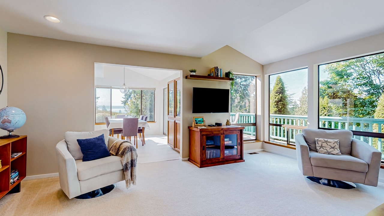 Photo of Livingroom in The Bowl of Edmonds