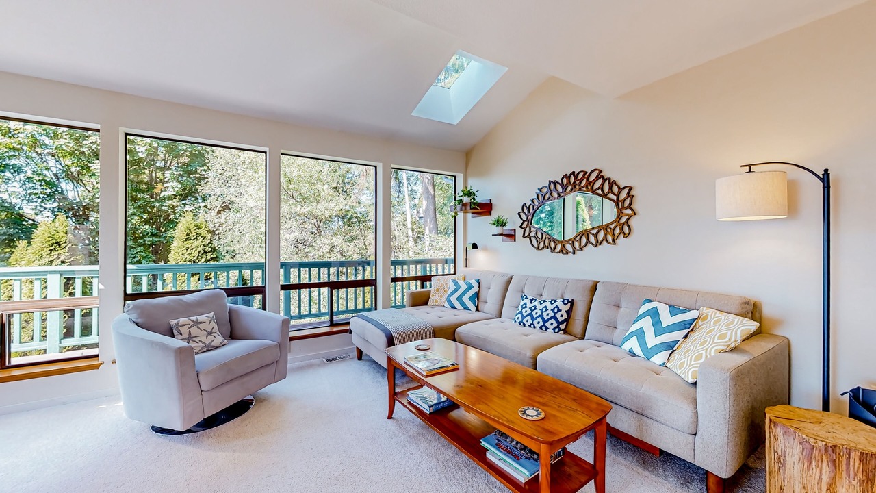 Photo of Livingroom in The Bowl of Edmonds