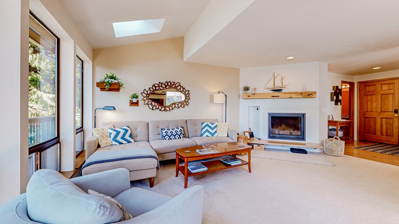 Photo of Livingroom in The Bowl of Edmonds