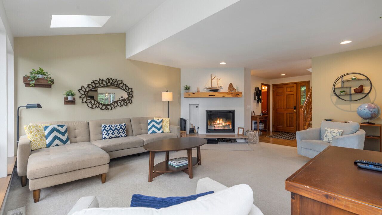 Photo of Livingroom in The Bowl of Edmonds