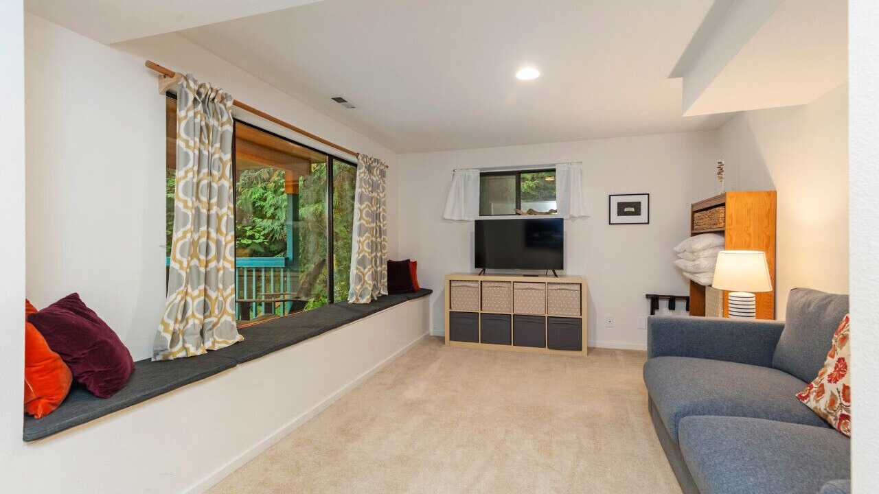 Photo of Livingroom in The Bowl of Edmonds