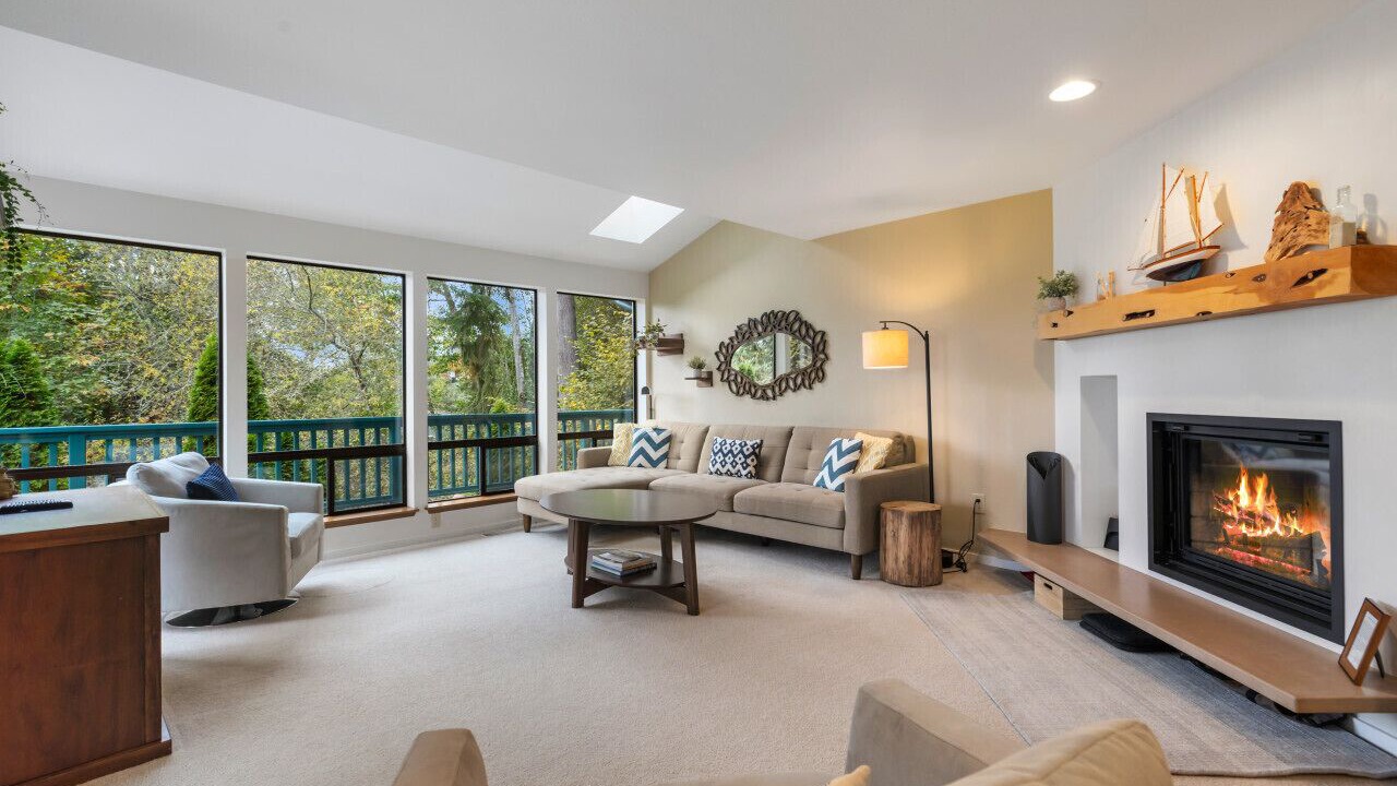 Photo of Livingroom in The Bowl of Edmonds