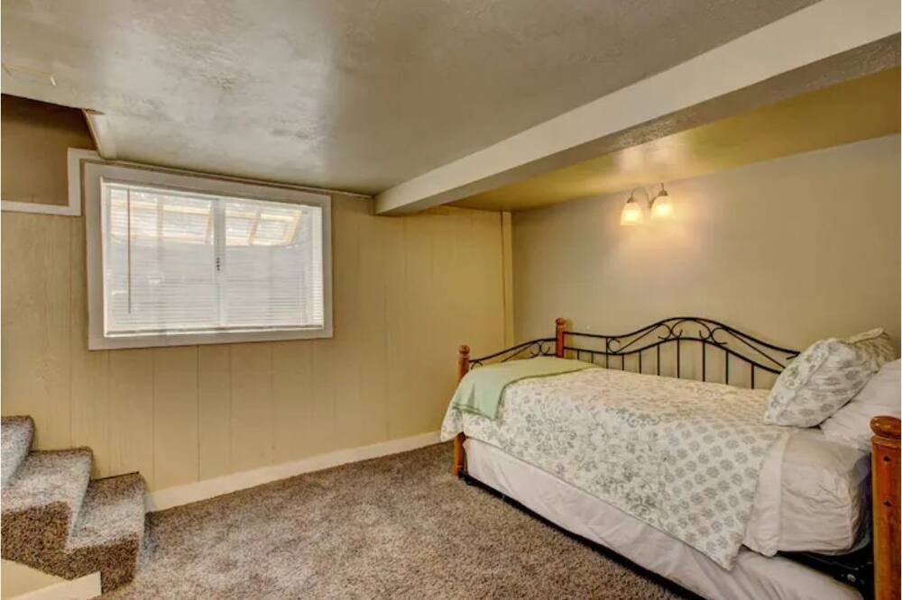 Photo of Bedroom in Depot Bench