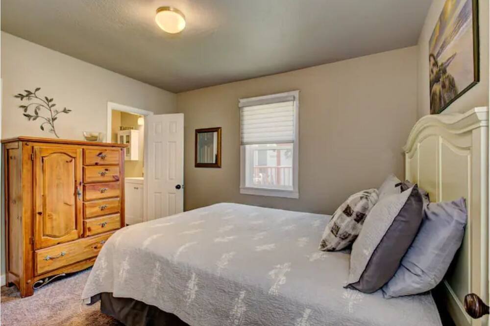 Photo of Bedroom in Depot Bench